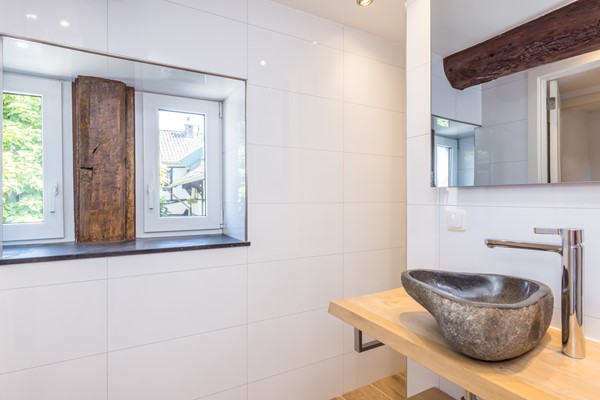 Foto - Te koop: Een woning voor de toekomst met een energielabel van A+++ met een multifunctionele ruimte      (ca 25 m2) en tuin met eiken overkapping en grote eiken carport in het Heuvelland.